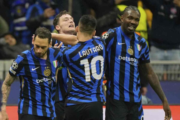 Giocatori Inter si abbracciano