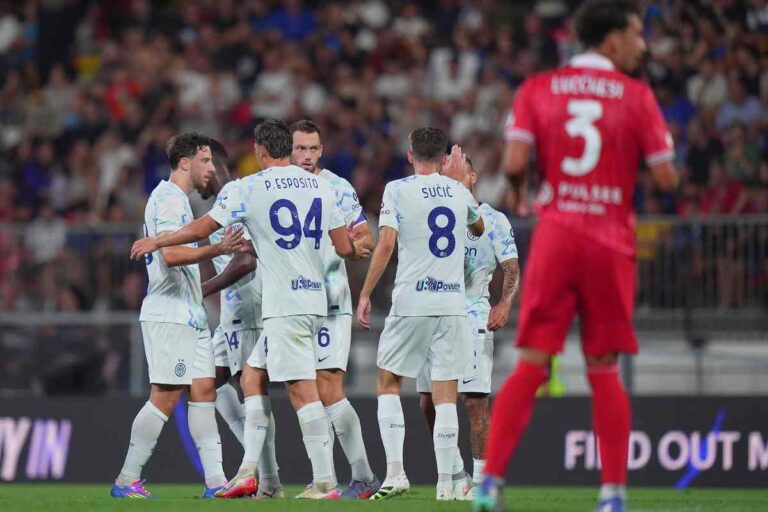Giocatori Inter esultano