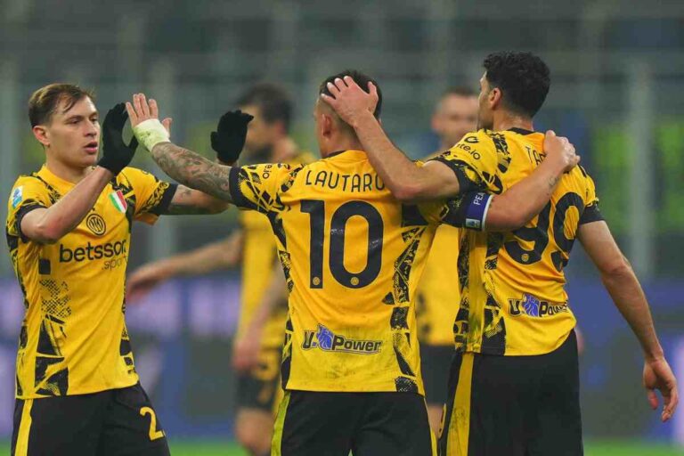 Giocatori Inter abbracciati