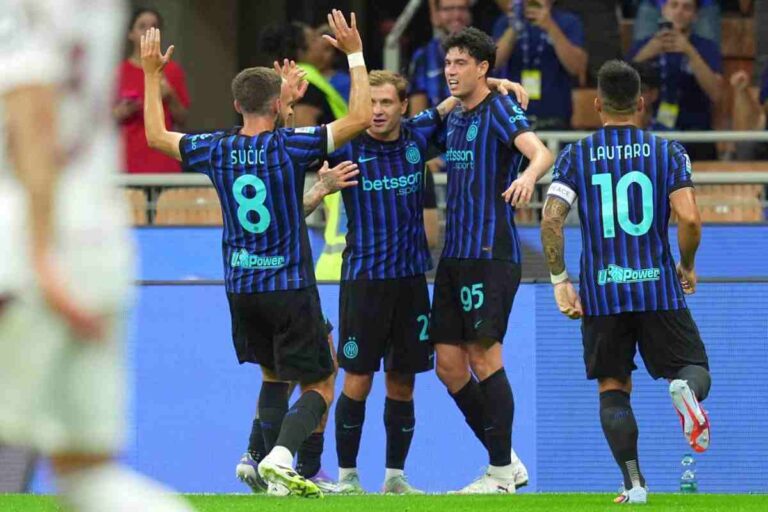 Giocatori Inter esultano