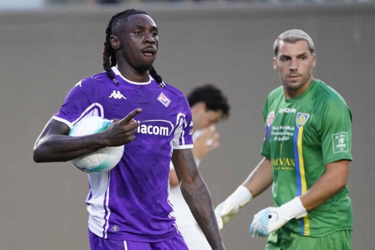 Kean fa cenno dell'ok in campo