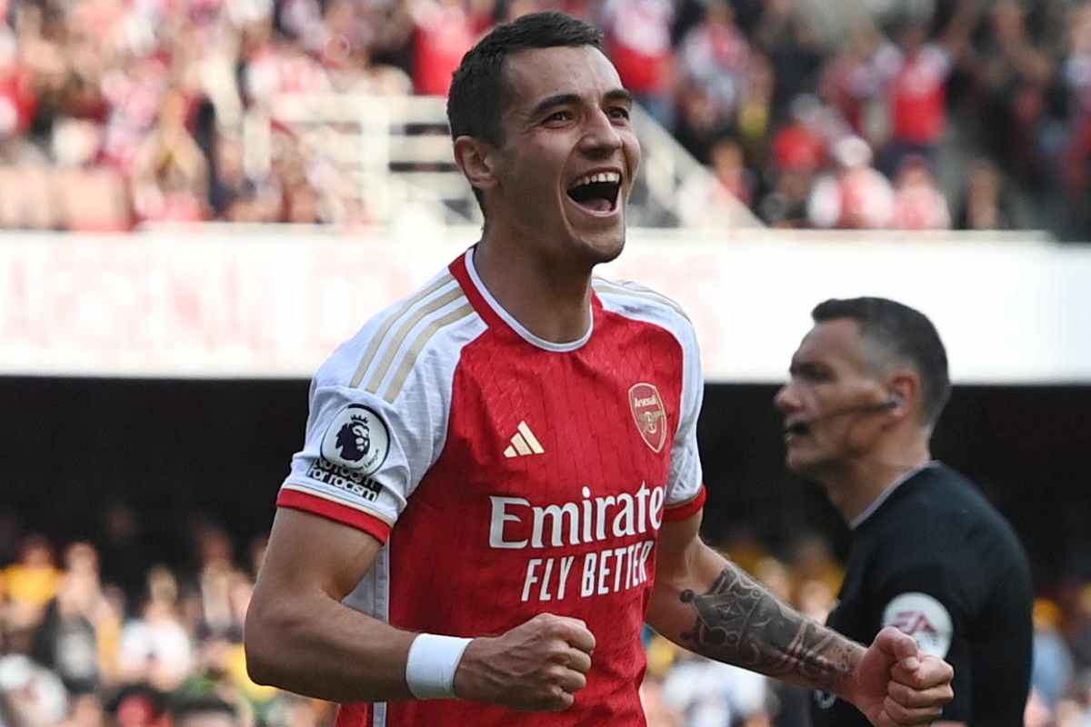 Kiwior festeggia dopo un gol