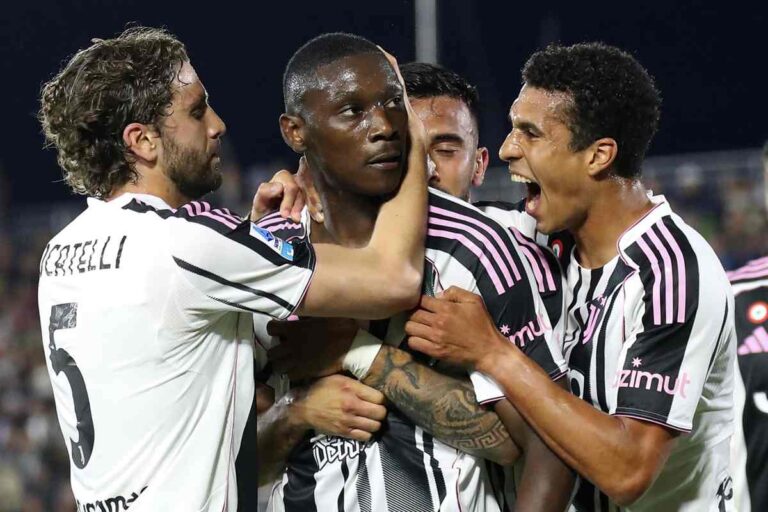 Kolo Muani festeggia dopo un gol