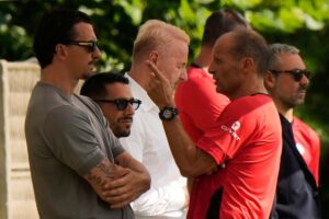 Allegri e la dirigenza del Milan discutono