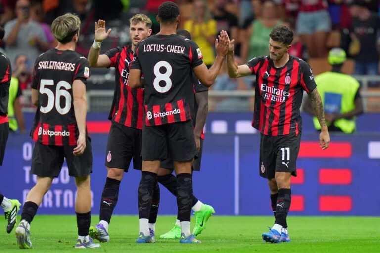 Il Milan festeggia dopo un gol