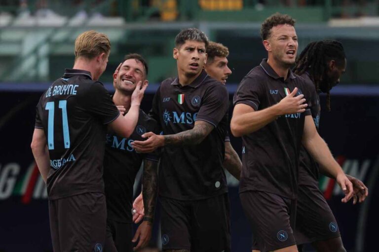 Giocatori Napoli esultano