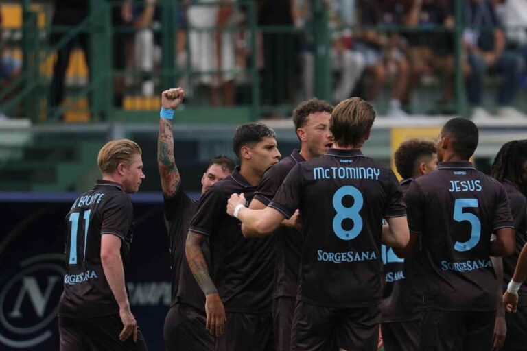 Giocatori Napoli esultano