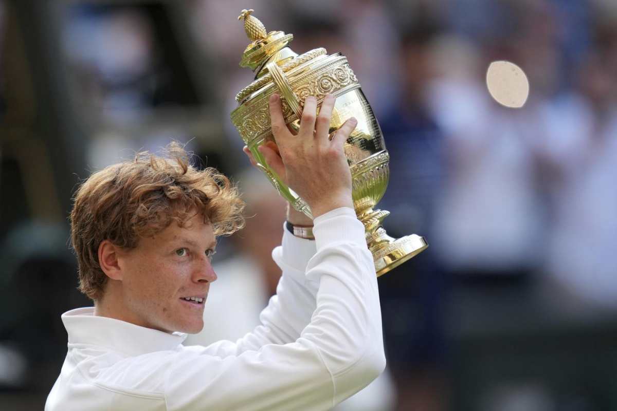 Sinner con il trofeo a Wimbledon