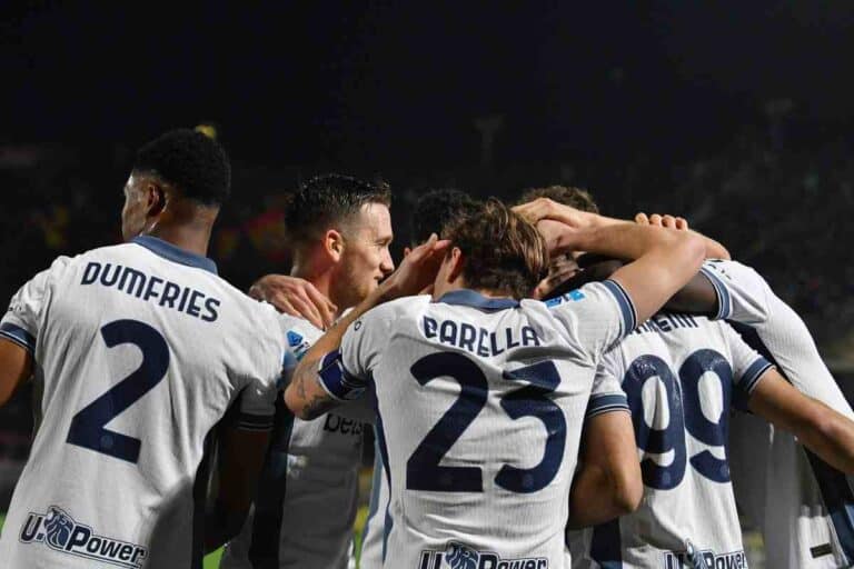 Giocatori Inter esultano in gruppo