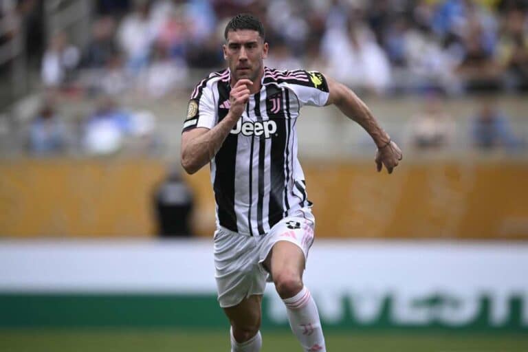 Vlahovic in partita con la maglia della Juve