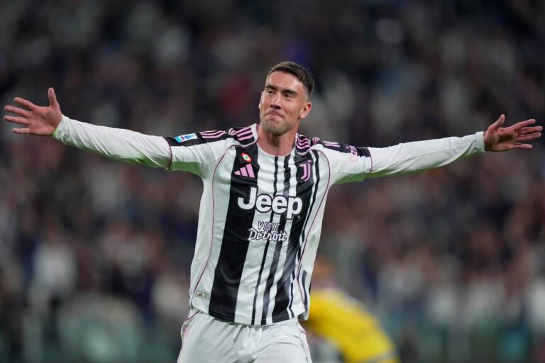 Dusan Vlahovic esulta