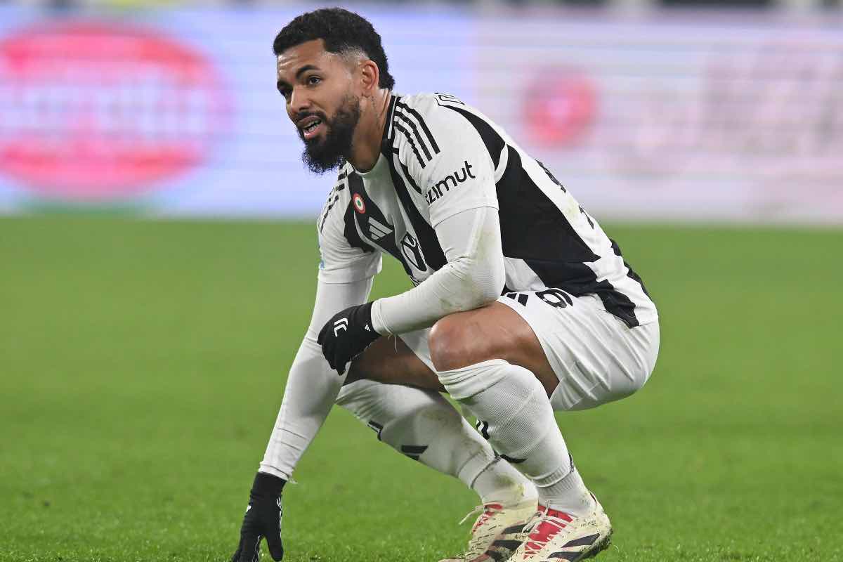 Douglas Luiz cn la maglia della Juventus