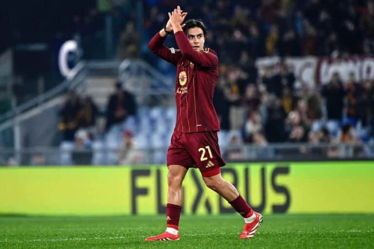Paulo Dybala con la maglia della Roma