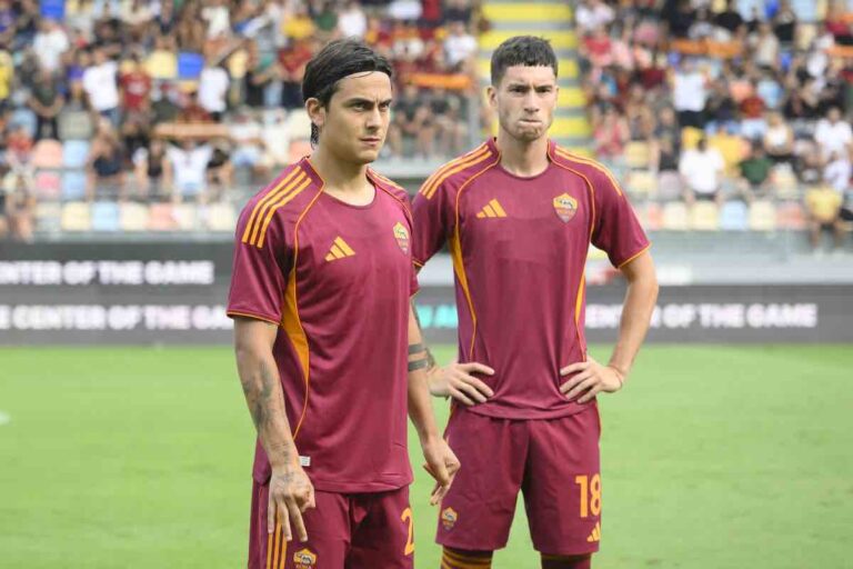 Dybala e Soulé con la maglia della Roma