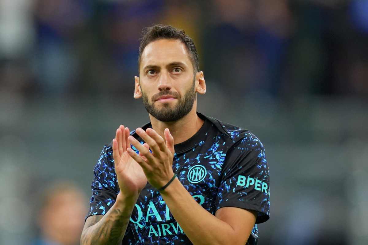 Calhanoglu applaude in campo