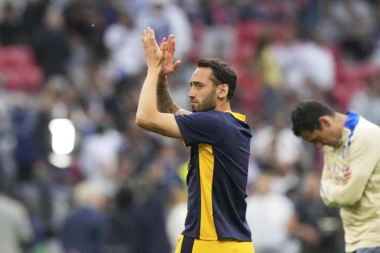 Calhanoglu applaude in campo