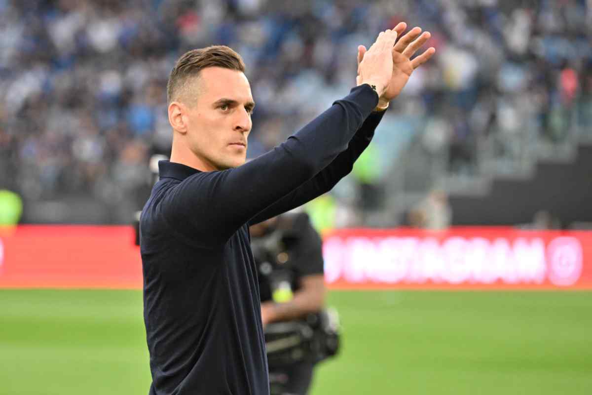 Milik saluta il pubblico della Juventus