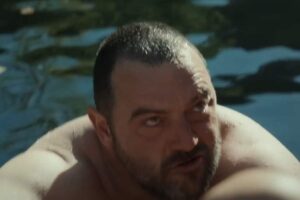 uomo in acqua