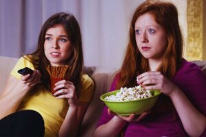 due ragazze guardano un film
