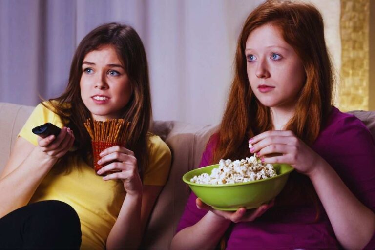 due ragazze guardano un film