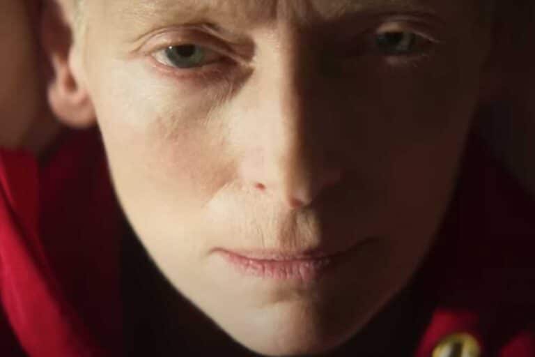 una donna con lo sguardo sofferente