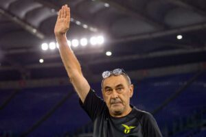 maurizio sarri saluta i tifosi