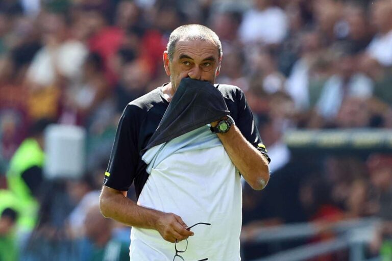 maurizio sarri si asciuga il volto con la maglietta