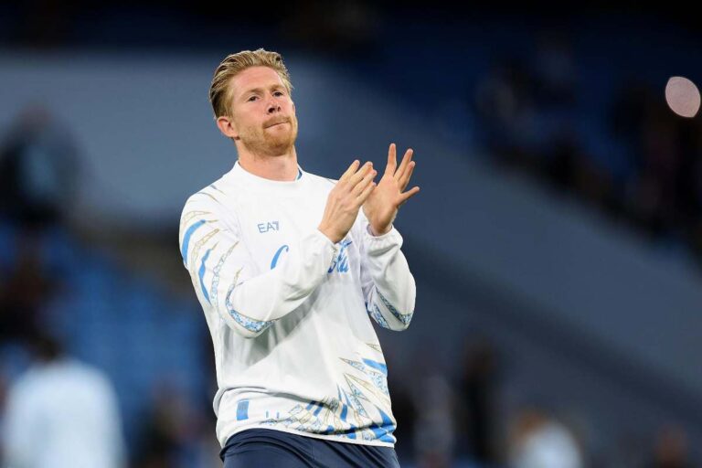de bruyne applaude