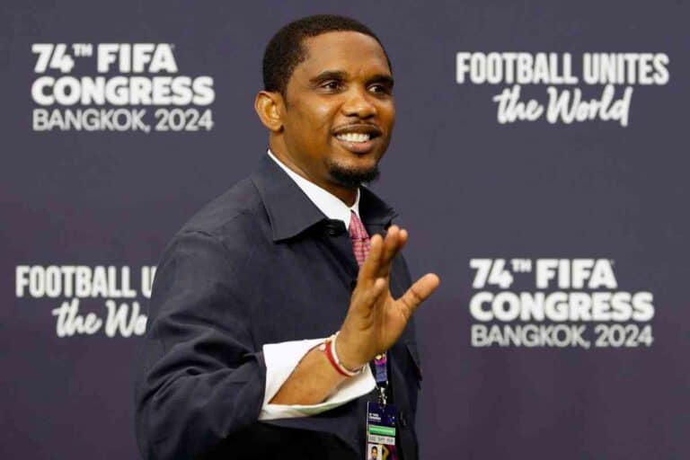 samuel eto&#039;o saluta in posa