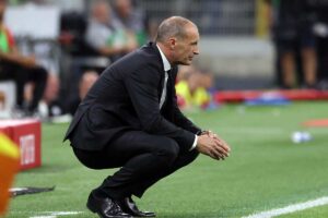 allegri accovacciato a bordo campo