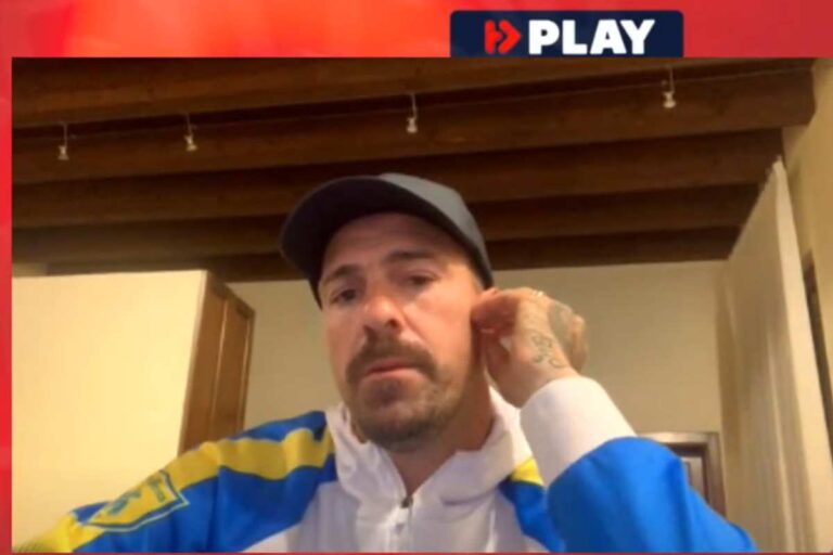 cacciatore si tocca l&#039;orecchio