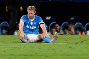 de bruyne seduto a terra in campo