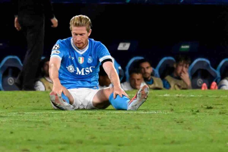 de bruyne seduto a terra in campo