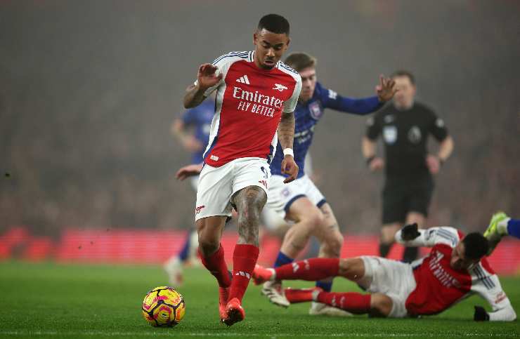 gabriel jesus corre col pallone