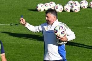 gennaro gattuso da indicazioni durante l'allenamento