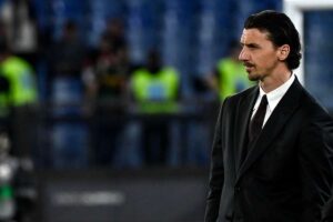 ibrahimovic in giacca e cravatta