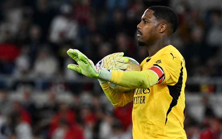 maignan fa un gesto col pallone in mano