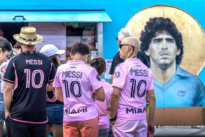 persone vestite da messi e maradona dipinto