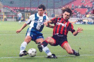 paolo maldini in scivolata su sergio conceicao