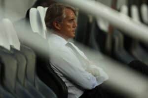 roberto mancini seduto in panchina