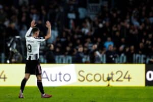 Vlahovic saluta i tifosi in campo