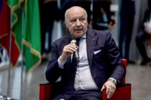 beppe marotta seduto al microfono
